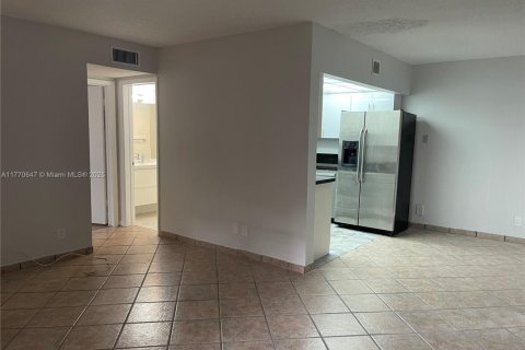 Condominio en venta en Tamarac, Florida, 1 dormitorio, 59.92 m2 № 2077318 - foto 9