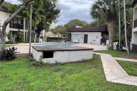 Condominio en venta en Tamarac, Florida, 1 dormitorio, 59.92 m2 № 2077318 - foto 13