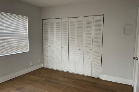 Condominio en venta en Tamarac, Florida, 1 dormitorio, 59.92 m2 № 2077318 - foto 6