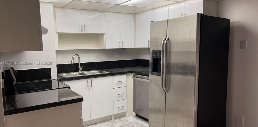 Condominio en Tamarac, Florida, 1 dormitorio  № 2077318