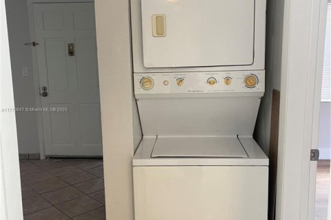 Condominio en venta en Tamarac, Florida, 1 dormitorio, 59.92 m2 № 2077318 - foto 7
