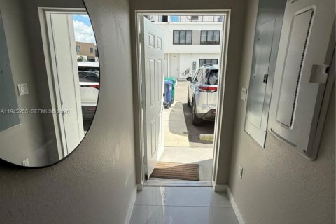 Commercial property in Homestead, Florida 1 bedroom № 2002700 - photo 6