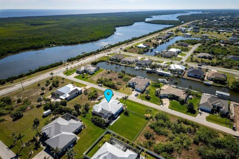House in Port Charlotte, Florida 3 bedrooms, 213.86 sq.m. № 1585810 - photo 1