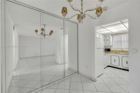 Condominio en venta en North Miami, Florida, 1 dormitorio, 64.2 m2 № 1941372 - foto 6