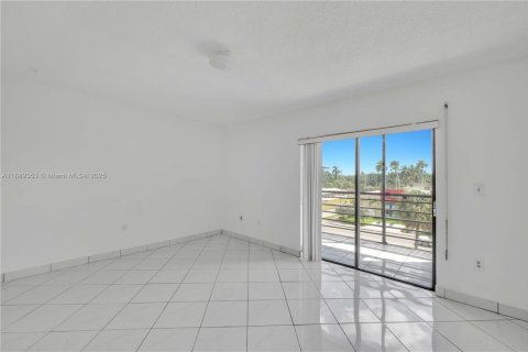 Condominio en venta en North Miami, Florida, 1 dormitorio, 64.2 m2 № 1941372 - foto 11
