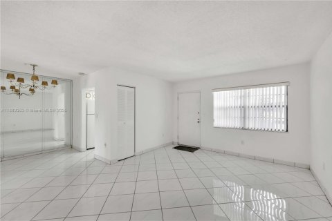 Condominio en venta en North Miami, Florida, 1 dormitorio, 64.2 m2 № 1941372 - foto 3