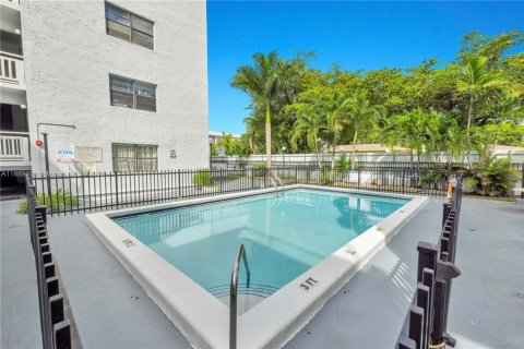 Condominio en venta en North Miami, Florida, 1 dormitorio, 64.2 m2 № 1941372 - foto 17