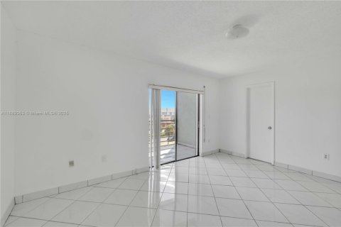 Condominio en venta en North Miami, Florida, 1 dormitorio, 64.2 m2 № 1941372 - foto 10