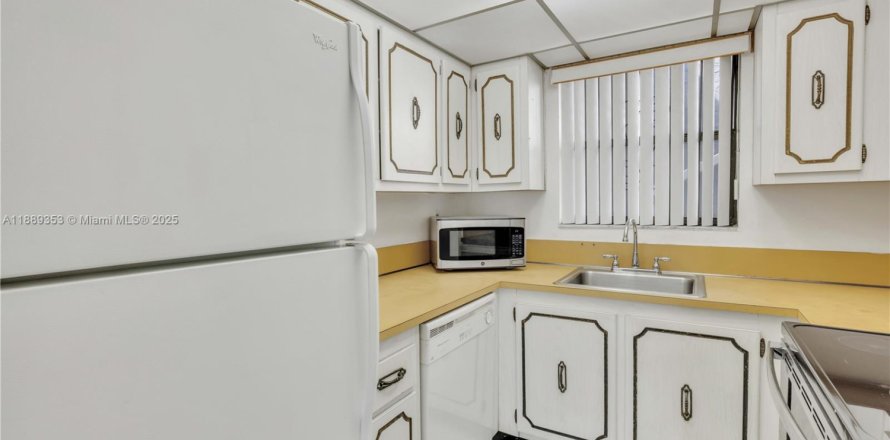 Condominio en North Miami, Florida, 1 dormitorio № 1941372