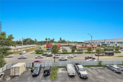 Condominio en venta en North Miami, Florida, 1 dormitorio, 64.2 m2 № 1941372 - foto 18