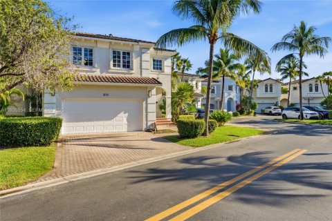 House in Aventura, Florida 3 bedrooms, 216.46 sq.m. № 1994798 - photo 2