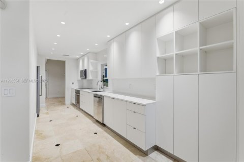 House in Aventura, Florida 3 bedrooms, 216.46 sq.m. № 1994798 - photo 11