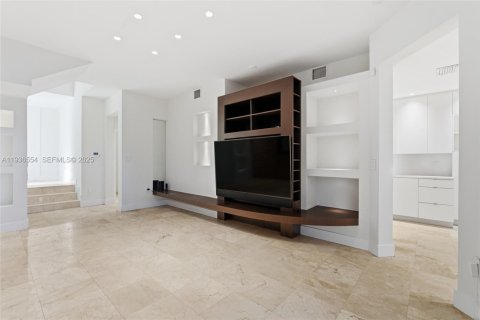 House in Aventura, Florida 3 bedrooms, 216.46 sq.m. № 1994798 - photo 9