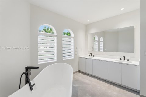 House in Aventura, Florida 3 bedrooms, 216.46 sq.m. № 1994798 - photo 23