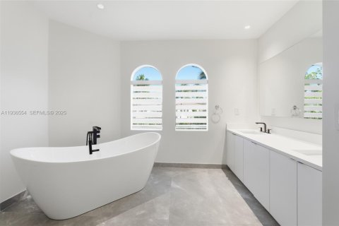 House in Aventura, Florida 3 bedrooms, 216.46 sq.m. № 1994798 - photo 22