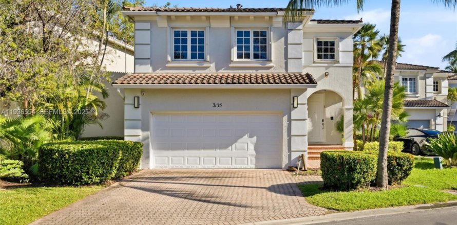 House in Aventura, Florida 3 bedrooms, 216.46 sq.m. № 1994798