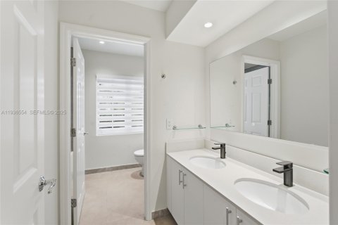 House in Aventura, Florida 3 bedrooms, 216.46 sq.m. № 1994798 - photo 28