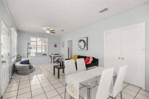 Villa ou maison à vendre à Kissimmee, Floride: 2 chambres, 102.47 m2 № 2416491 - photo 5