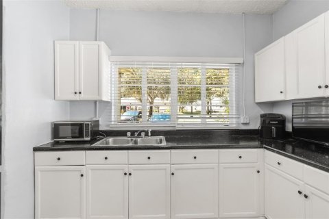 Villa ou maison à vendre à Kissimmee, Floride: 2 chambres, 102.47 m2 № 2416491 - photo 12