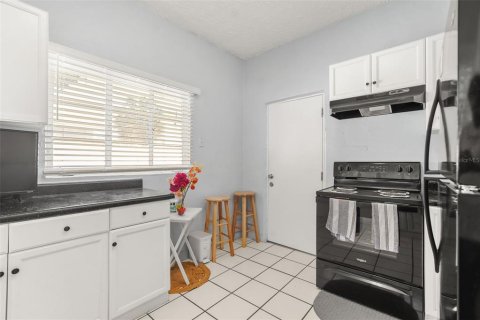 Villa ou maison à vendre à Kissimmee, Floride: 2 chambres, 102.47 m2 № 2416491 - photo 13