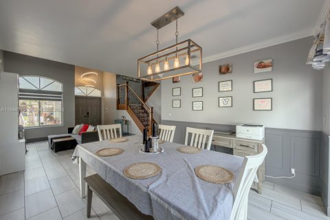 House in Pembroke Pines, Florida 5 bedrooms, 187.94 sq.m. № 2001855 - photo 10