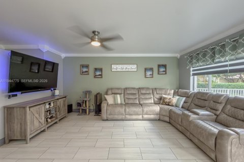 House in Pembroke Pines, Florida 5 bedrooms, 187.94 sq.m. № 2001855 - photo 11