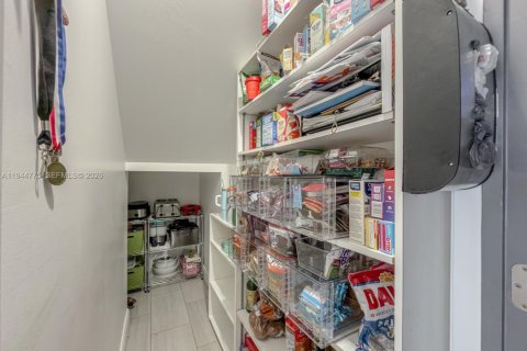 House in Pembroke Pines, Florida 5 bedrooms, 187.94 sq.m. № 2001855 - photo 9