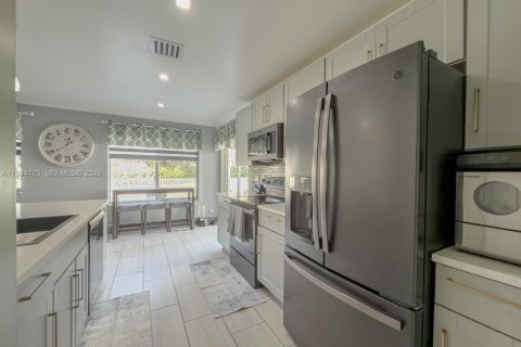 House in Pembroke Pines, Florida 5 bedrooms, 187.94 sq.m. № 2001855 - photo 6