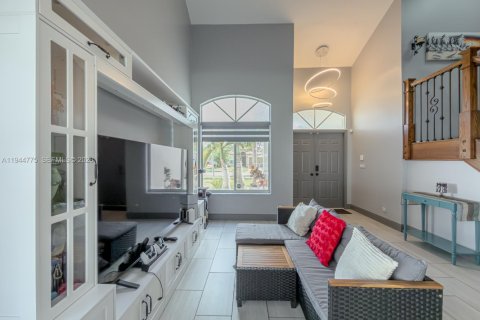 House in Pembroke Pines, Florida 5 bedrooms, 187.94 sq.m. № 2001855 - photo 3