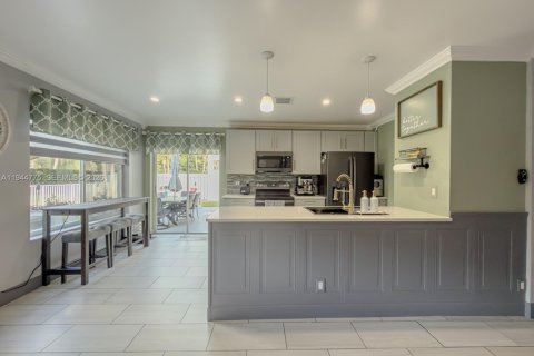 House in Pembroke Pines, Florida 5 bedrooms, 187.94 sq.m. № 2001855 - photo 5