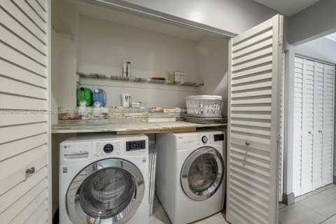 House in Pembroke Pines, Florida 5 bedrooms, 187.94 sq.m. № 2001855 - photo 26