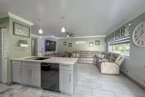 House in Pembroke Pines, Florida 5 bedrooms, 187.94 sq.m. № 2001855 - photo 8