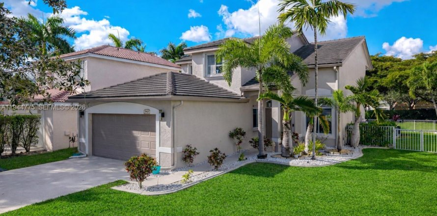 House in Pembroke Pines, Florida 5 bedrooms, 187.94 sq.m. № 2001855