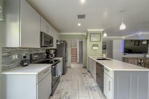 House in Pembroke Pines, Florida 5 bedrooms, 187.94 sq.m. № 2001855 - photo 7