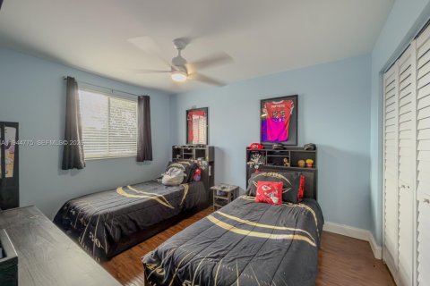 House in Pembroke Pines, Florida 5 bedrooms, 187.94 sq.m. № 2001855 - photo 21