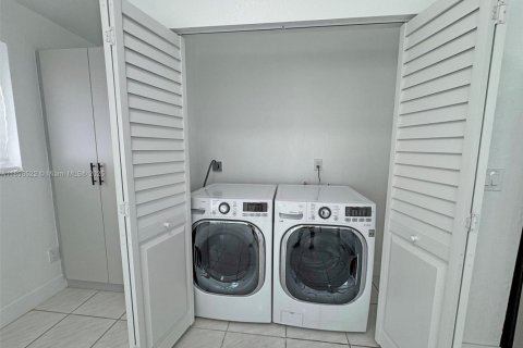 House in Miami, Florida 4 bedrooms, 111.48 sq.m. № 2066252 - photo 13