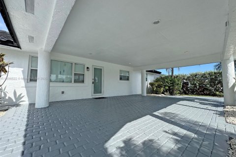 House in Miami, Florida 4 bedrooms, 111.48 sq.m. № 2066252 - photo 2