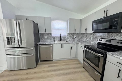 House in Miami, Florida 4 bedrooms, 111.48 sq.m. № 2066252 - photo 5