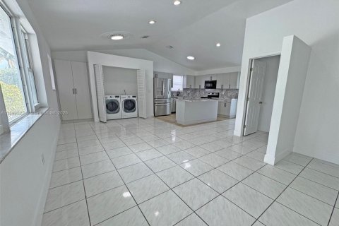 House in Miami, Florida 4 bedrooms, 111.48 sq.m. № 2066252 - photo 3