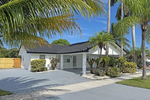 House in Miami, Florida 4 bedrooms, 111.48 sq.m. № 2066252