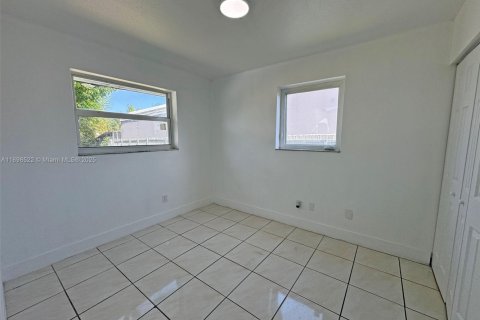 House in Miami, Florida 4 bedrooms, 111.48 sq.m. № 2066252 - photo 10