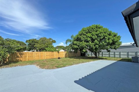 House in Miami, Florida 4 bedrooms, 111.48 sq.m. № 2066252 - photo 15