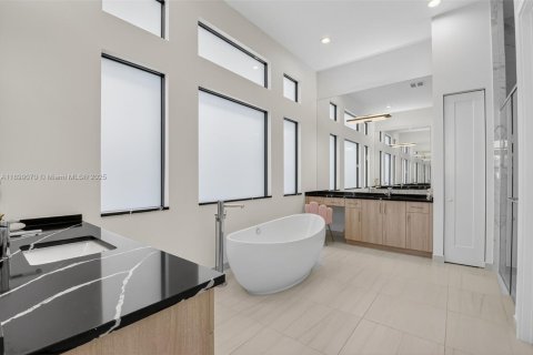 House in Boca Raton, Florida 3 bedrooms, 239.04 sq.m. № 1953958 - photo 14