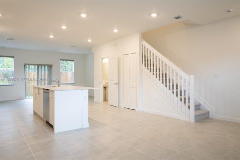 Touwnhouse à louer à Florida City, Floride: 3 chambres, 143.53 m2 № 2045553 - photo 2