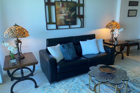 Condo in Hollywood, Florida, 1 bedroom  № 2021355 - photo 19