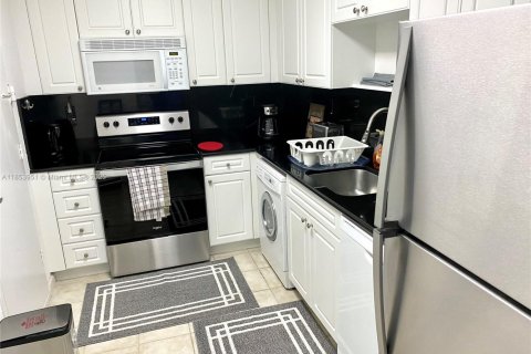 Condo in Hollywood, Florida, 1 bedroom  № 2021355 - photo 23