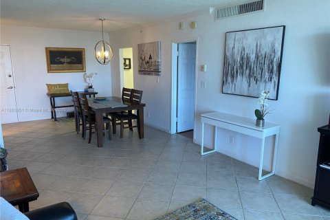 Condo in Hollywood, Florida, 1 bedroom  № 2021355 - photo 6