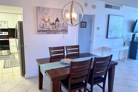 Condo in Hollywood, Florida, 1 bedroom  № 2021355 - photo 21