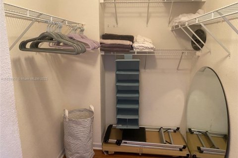 Condo in Hollywood, Florida, 1 bedroom  № 2021355 - photo 11