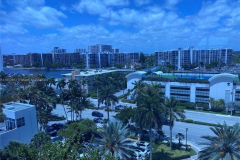 Condo in Hollywood, Florida, 1 bedroom  № 2021355 - photo 18